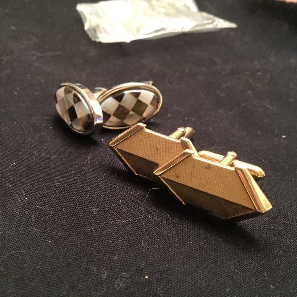 2 Set of Men’s Cufflinks in Silvertone and Goldtone.